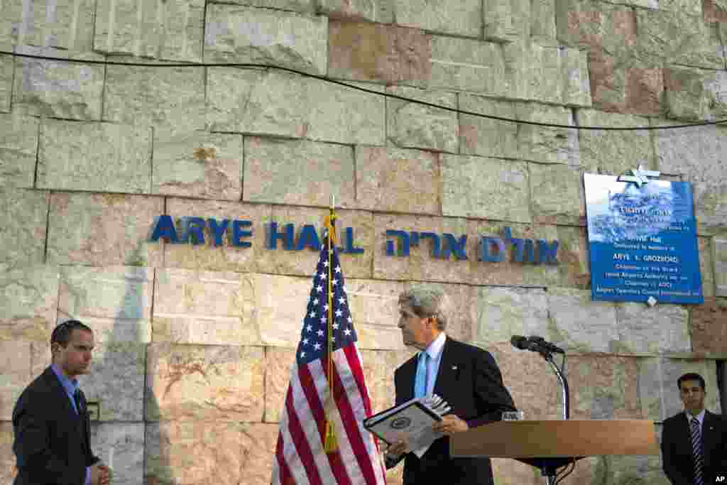 Ngoại trưởng Mỹ John Kerry rời bục phát biểu sau buổi họp báo về chuyến đi Trung Ðông, ở Tel Aviv, Israel, ngày 30 tháng 6, 2013.