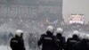 布魯塞爾警方與反疫苗接種抗議者發生衝突