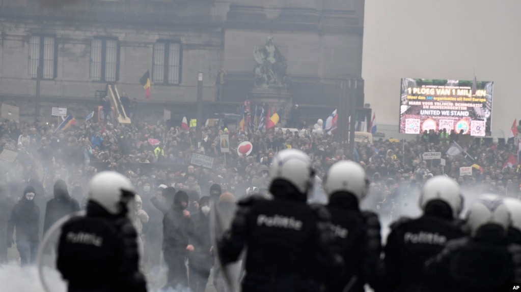 布鲁塞尔警方向抗议者发射高压水枪和催泪瓦斯。(photo:VOA)