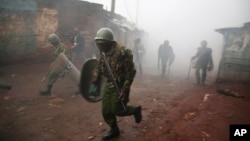 Polisi kerusuhan berlarian mengejar pendukung oposisi di daerah Kibera, Nairobi, Kenya (26/10).