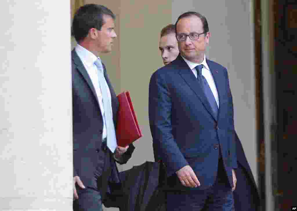 French Prime Minister Manuel Valls, left, leaves with French President Francois Hollande after a meeting at the Elysee Palace in Paris, Aug. 25, 2014.&nbsp;