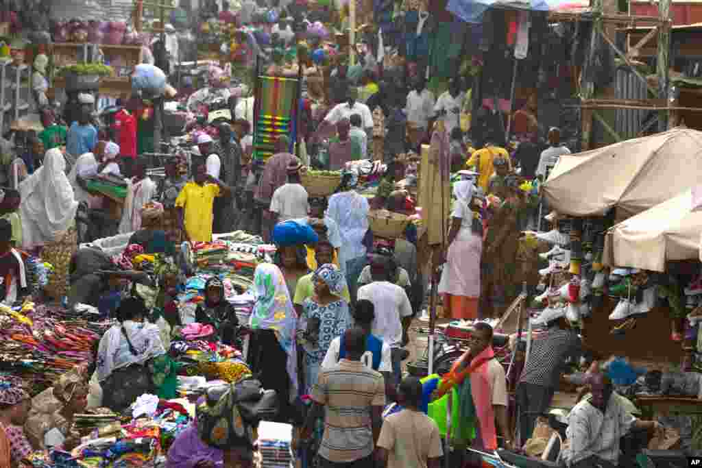 People shopping among the stalls at the Grand Market in Bamako, March 31, 2012. (AP)