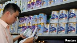 Un empleado de los Laboratorios Abbott chequea los productos con leche en polvo para retirar productos posiblemente contaminados. 