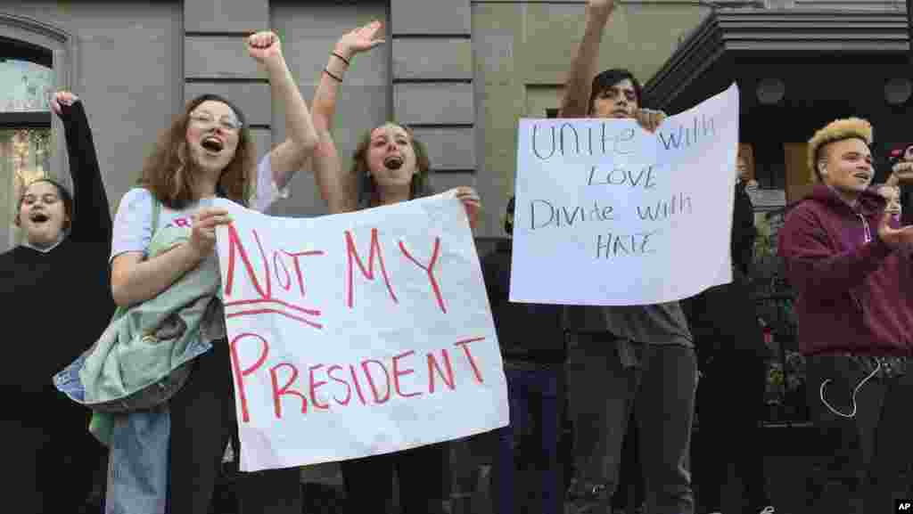 Plusieurs éleves dans les rues de Oregon à Portland, pour manifester contre la victoire du candidat républicain Donald Trump, le 9 novembre 2016.