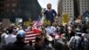 Marchas apoyan a inmigrantes y rechazan a Trump