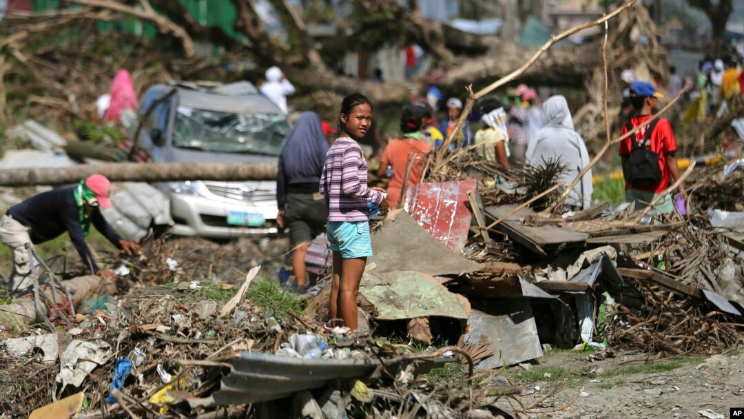 Warga Filipina di kota Tacloban, Filipina tengah yang paling parah dilanda topan Haiyan (foto: dok). 