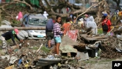 Warga Filipina di kota Tacloban, Filipina tengah yang paling parah dilanda topan Haiyan (foto: dok). 