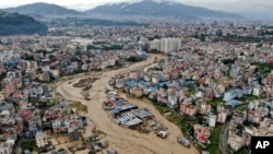 Sông Bagmati gây ngập lụt ở Kathmandu.