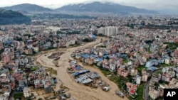 Nesta imagem aérea do vale de Katmandu, vê-se o rio Bagmati a transbordar devido às fortes chuvas em Katmandu, no Nepal, a 28 de setembro de 2024.