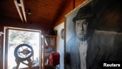 ARCHIVO: Una fotografía del poeta chileno y premio Nobel Pablo Neruda dentro de su casa museo en la zona costera de Isla Negra, Chile, el 26 de abril de 2016.