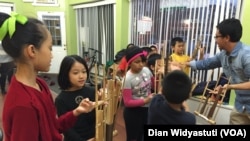 Siswa kelas angklung di House of Learning, Philadelphia.