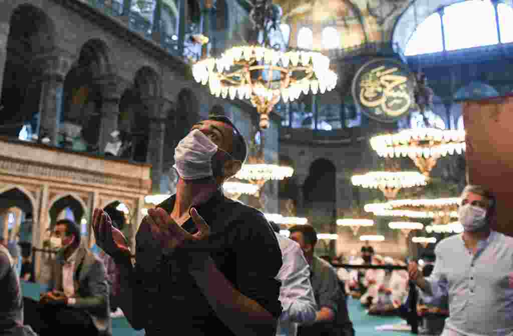 Muslim Turki melakukan salat Iduladha di masjid Hagia Sophia di Istanbul, Turki.