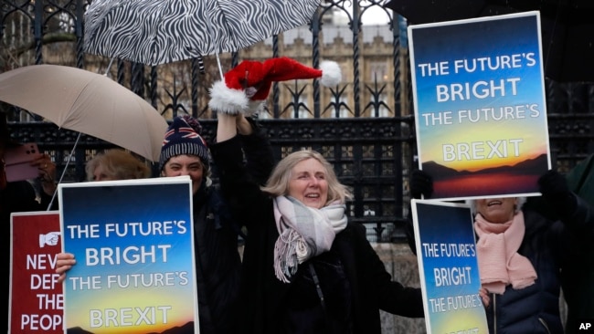 支持脱欧者2019年12月21日在伦敦议会外游行庆祝。