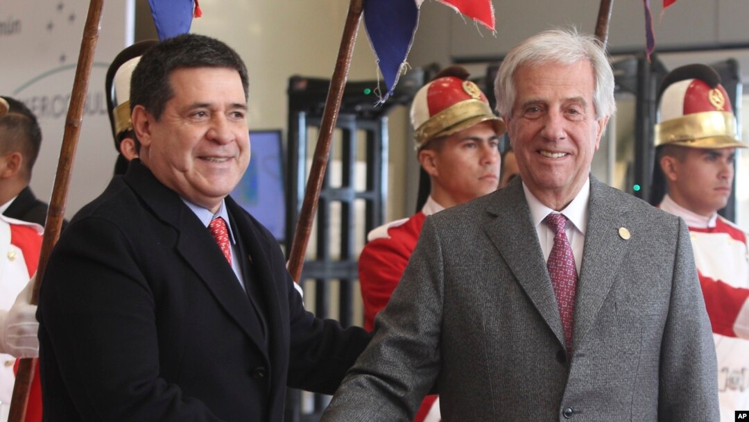 ARSIP – Presiden Paraguay, Horacio Cartes, menerima Presiden Uruguay, Tabare Vazquez, dalam Pertemuan Puncak Mercosur yang ke-52 di Luque, Paraguay, 18 Juni 2018 (foto: AP Photo/Marta Escurra)