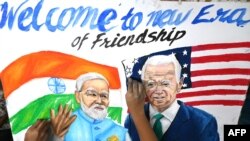 Estudiantes dan los toques finales a una pintura del primer ministro de la India, Narendra Modi, y del presidente estadounidense, Joe Biden, en una escuela de arte en Mumbai el 7 de septiembre de 2023, antes de la cumbre del G20 de dos días en Nueva Delhi. 