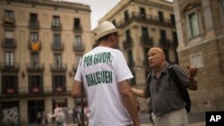 Deux catalans à Barcelone le 6 octobre 2017.