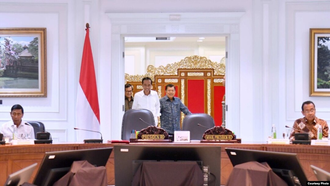 Presiden Joko Widodo dan Wakil Presiden Jusuf Kalla memimpin rapat terbatas terkait persiapan menghadapi Ramadhan dan Idul Fitri di kantor Presiden Jakarta, Senin 3/4. (Foto: Biro Pers Kepresidenan).
