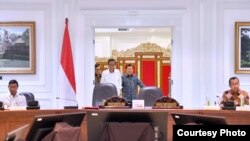 Presiden Joko Widodo dan Wakil Presiden Jusuf Kalla memimpin rapat terbatas terkait persiapan menghadapi Ramadhan dan Idul Fitri di kantor Presiden Jakarta, Senin 3/4. (Foto: Biro Pers Kepresidenan).