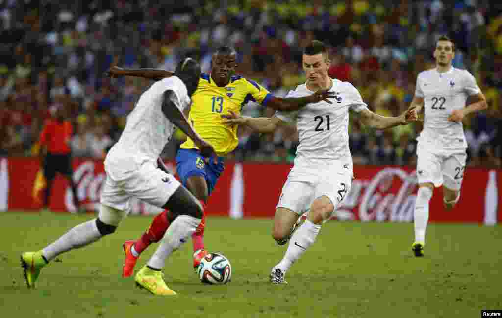 اکویڈور کے کھلاڑی اور فرانس کے کھلاڑی مقررہ وقت میں کوئی گول اسکور نہیں کر سکے