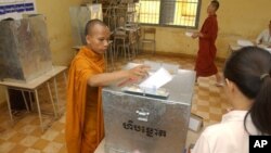A Cambodian Buddhist monk casts his ballot, file photo. 