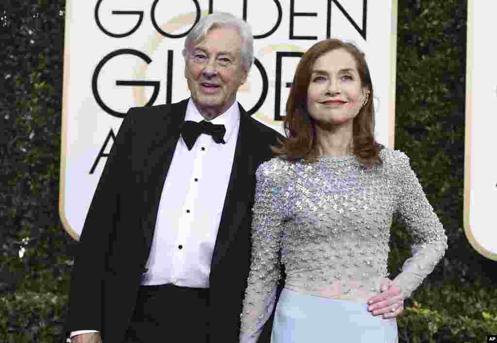 Sutradara Paul Verhoeven (kiri) dan aktris Isabelle Huppert&nbsp;tiba di tempat penyelenggaraan Golden Globe Awards ke-74 di Beverly Hilton Hotel (8/1) di Beverly Hills, California. (Jordan Strauss/Invision/AP)