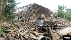 Korban angin ribut di kabupaten Sukoharjo, Jawa Tengah, di depan rumahnya yang hancur. (VOA/Yudha Satriawan)