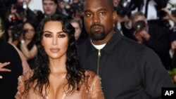 Ông Kanye West và vợ tại một sự kiện.