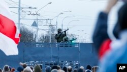 Білоруський ОМОН блокує вулицю під час мітингу опозиції на знак протесту проти офіційних результатів президентських виборів у Мінську, Білорусь, 25 жовтня 2020 року.