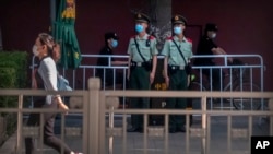 중국 공안이 베이징 시내 차단 설비 주변에서 경비 임무를 수행하고 있다. (자료사진)