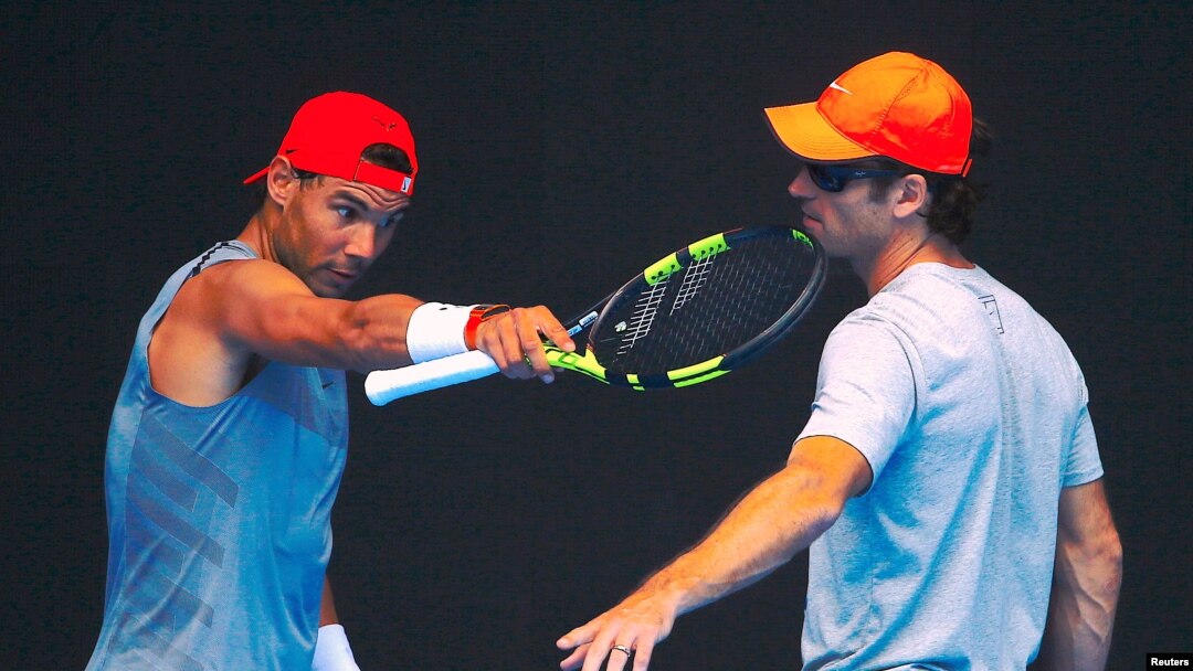 Rafael Nadal berbincang dengan pelatih baru, Carlos Moya, dalam sesi latihan menjelang turnamen Australia Terbuka, di Melbourne Park, Australia, 10 Januari 2018.