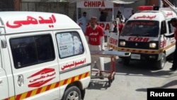 Ambulances from local NGOs rush to the scene of an attack on Pakistan's Hazara, Shi'ite minority, Oct. 09, 2017. (Abdul Sattar Kakar/VOA Urdu)