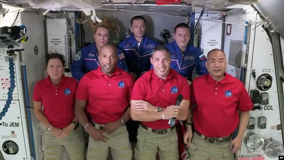 Imagen de la NASA muestra a los nuevos astronautas (de izq. a der.) Shannon Walker, Victor Glover, Mike Hopkins y Soichi Noguchi, y en la segunda fila Kate Rubins y los cosmonautas Sergey Ryzhikov y Sergey Kud-Sverchkov, que ya estaban en la estación.