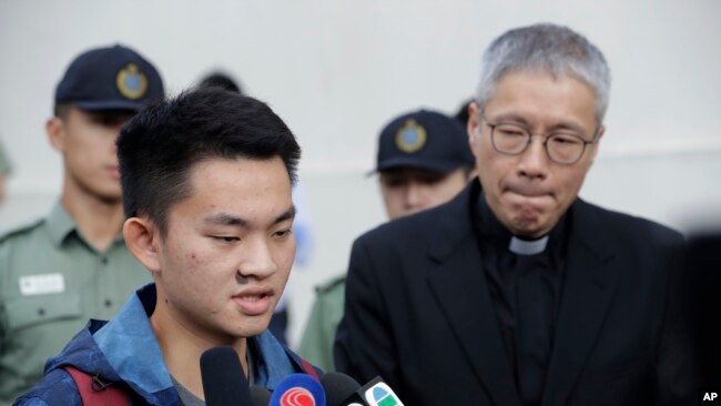 陈同佳（左）星期三在从香港监狱获释后对媒体讲话（美联社）