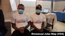 Au cours d’un plaidoyer, deux pairs éducateurs témoignent sur leurs difficiles conditions de vie et de travail à Yaoundé, le 26 novembre 2021. (VOA/Emmanuel Jules Ntap)