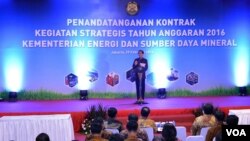 Presiden Joko Widodo berpidato di kantor Kementerian Energi Sumber Daya Mineral, Jakarta, 29 Februari 2016. (Foto: VOA/Biro Pers).