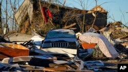 Autos dañados y casas destruidas después de los tornados que azotaron la región, en Mayfield, Kentucky, el lunes 13 de diciembre de 2021.