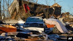 Autos dañados y casas destruidas después de los tornados que azotaron la región, en Mayfield, Kentucky, el lunes 13 de diciembre de 2021.