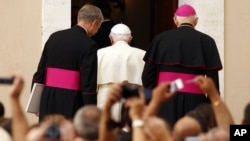 Benedicto XVI, como jefe de Estado, tendría derecho a ejercer la prerrogativa de gracia. Sin embargo, aún no la ha ejercido, lo que sugiere que desea que se realice el juicio.