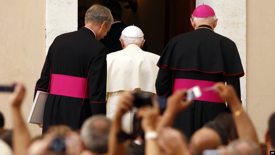 Benedicto XVI, como jefe de Estado, tendría derecho a ejercer la prerrogativa de gracia. Sin embargo, aún no la ha ejercido, lo que sugiere que desea que se realice el juicio.