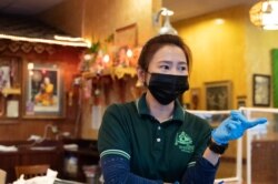 Pataporn Sriboonlue, a long-time staff Ruen Pair, a Thai restaurant in Thai Town, Los Angeles, CA, talked to VOA Thai about the Covid-19 impact on the restaurant.