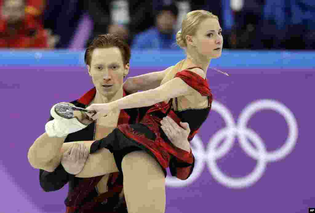 來自俄羅斯的奧運選手 Evgenia Tarasova 和 Vladimir Morozov 2018年2月9日在南韓江陵舉辦的2018年冬季奧運會的雙人滑短節目比賽中表演。