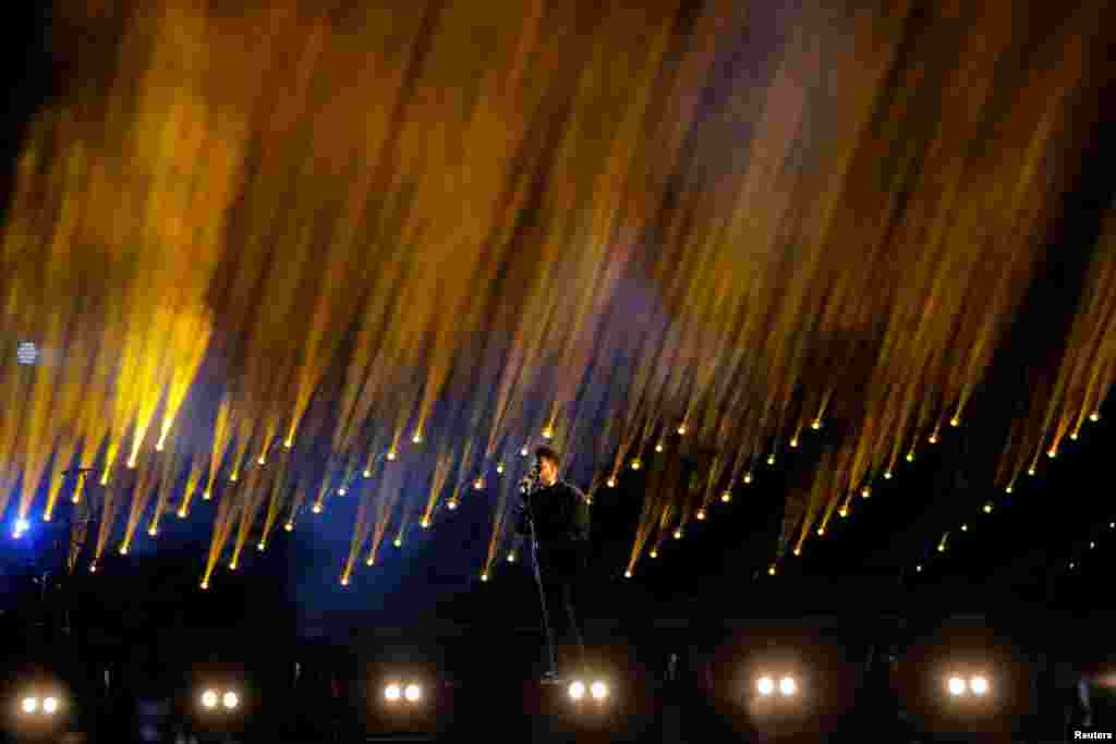 អ្នកចម្រៀង The Weeknd សម្តែងនៅក្នុងការប្រគុំតន្ត្រី Global Citizen Festival នៅក្នុងក្រុងញូវយ៉ក បុរីញូវយ៉ក កាលពីថ្ងៃទី២៩ ខែកញ្ញា ឆ្នាំ២០១៨។