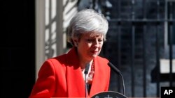 Premye Minis britanik la, Theresa May apre li te fin fè diskou pou anonse demisyon l. Lond, Angletè, 24 me 2019. (Foto: AP/Alastair Grant)