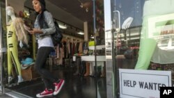 Cartel ofreciendo trabajo en una tienda de ropa en Los Ángeles. En noviembre se añadieron 146 mil nuevos empleos a la economía.