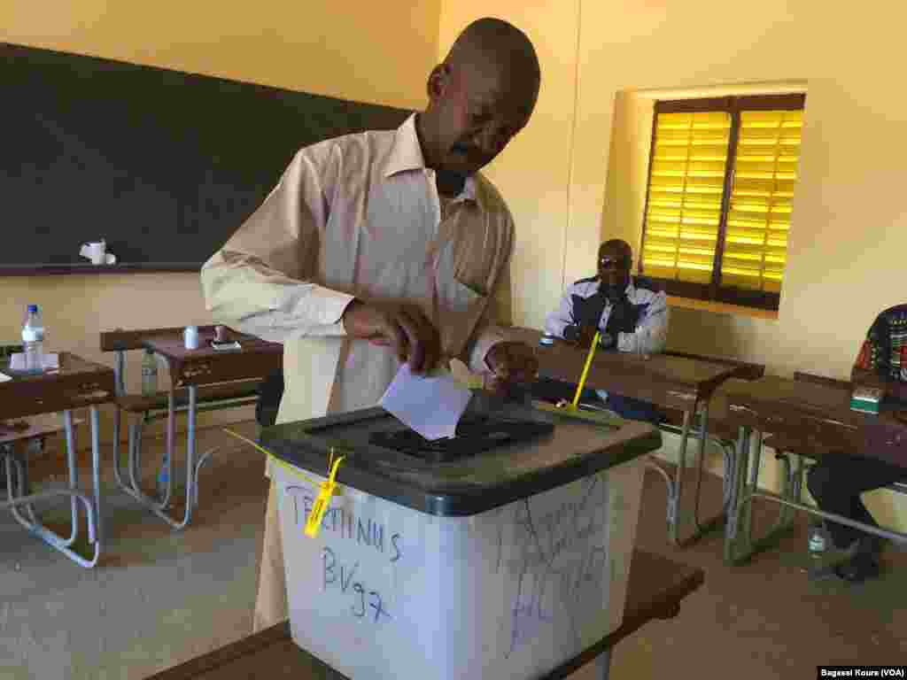 Un électeur vote à Niamey où il y avait peu d&rsquo;affluence à la mi-journée.