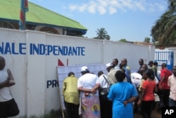 Une foule à la recherche d'informations devant le local de la CENI à Lubumbashi (novembre 2011)