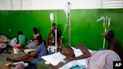 Viktim epidemi kolera ki t ap resevwa tretman nan yon sant kolera nan vil Anse D'Hainault, ann Ayiti. (Foto: 11 oktòb 2016).