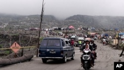 Lines of tourists and cars snake along the road leading to Merapi's summit in Kaliurang in Central Java, 11 Jan 2011