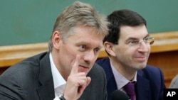 Дмитрий Песков (слева)