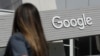 ARCHIVO - Una mujer camina frente a un letrero de Google en el campus del gigante tecnológico en Mountain View, Caifornia, el 24 de septiembre de 2019.